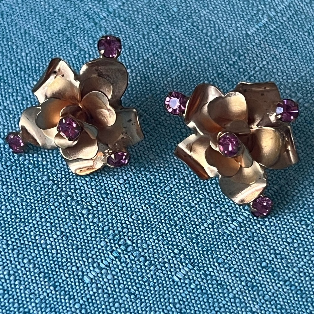 Pink Austrian crystal gold tone flower  screw back earrings made in Austria